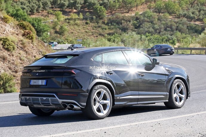 lamborghini-urus-spied-with-plug-in-hybrid-powertrain-over-800-hp-rumored_21