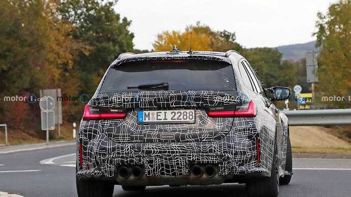 2022-bmw-m3-touring-rear-view-spy-photo (4)