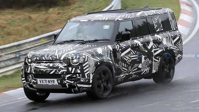 land-rover-defender-130-side-view-spy-photo