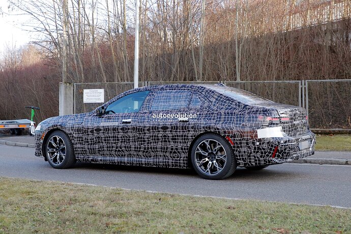 new-2023-bmw-7-series-becomes-less-shy-gets-spied-in-the-open-with-hybrid-powertrain_10