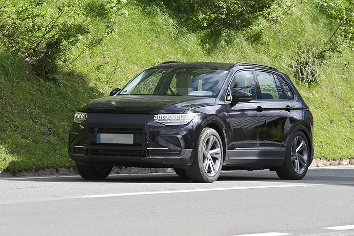 2025-vw-tiguan-spied-with-closed-off-grille-everything-about-it-says-electric-power_2