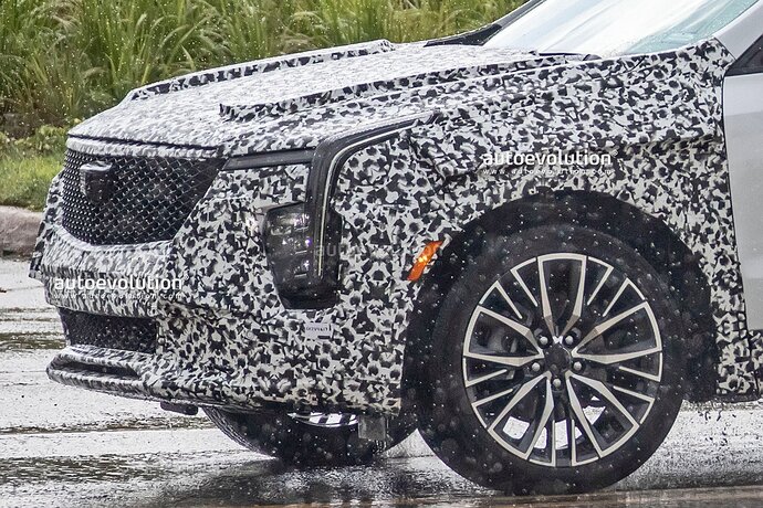 2023-cadillac-xt4-facelift-spied-with-production-lights-reveal-closing-in_10