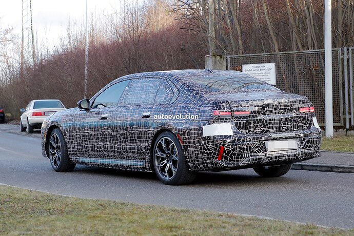 new-2023-bmw-7-series-becomes-less-shy-gets-spied-in-the-open-with-hybrid-powertrain_11