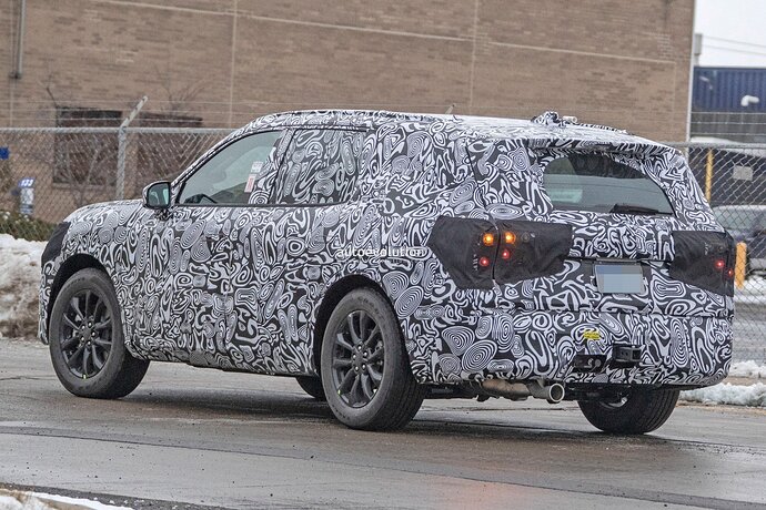 new-ford-suv-prototype-spied-could-revive-fusion-moniker_18