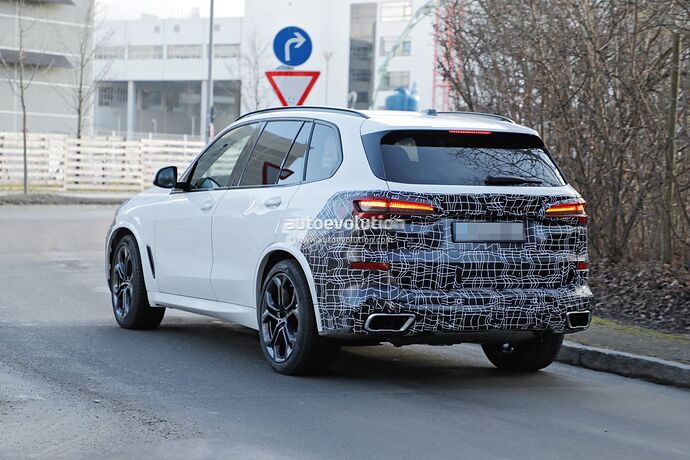 2023-bmw-x5-lci-prototype-shows-its-much-slimmer-laser-led-lights_11