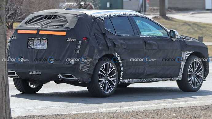 cadillac-xt3-spy-shots-back-corner (1)