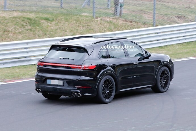 2023-porsche-cayenne-facelift-spied-on-the-nurburgring-is-ready-to-rumble_10