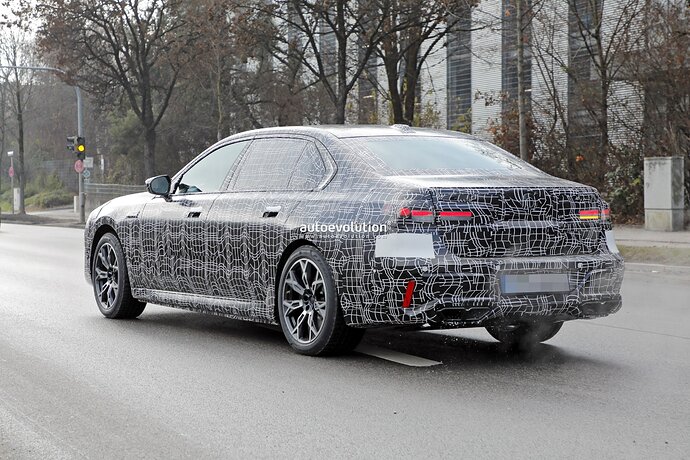 new-2023-bmw-7-series-becomes-less-shy-gets-spied-in-the-open-with-hybrid-powertrain_23