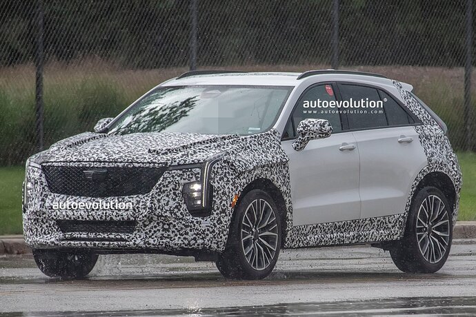 2023-cadillac-xt4-facelift-spied-with-production-lights-reveal-closing-in_5