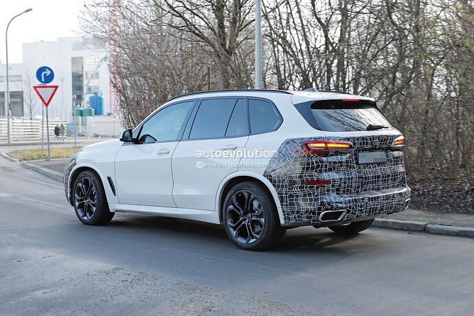 2023-bmw-x5-lci-prototype-shows-its-much-slimmer-laser-led-lights_10