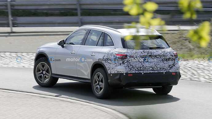2023-mercedes-glc-with-minimal-camouflage-spy-photo (24)