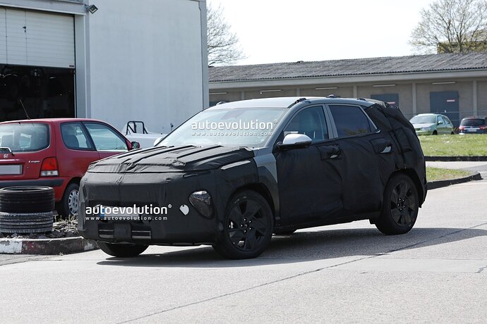 2023-hyundai-kona-spotted-while-testing-gets-benchmarked-with-a-vw_4
