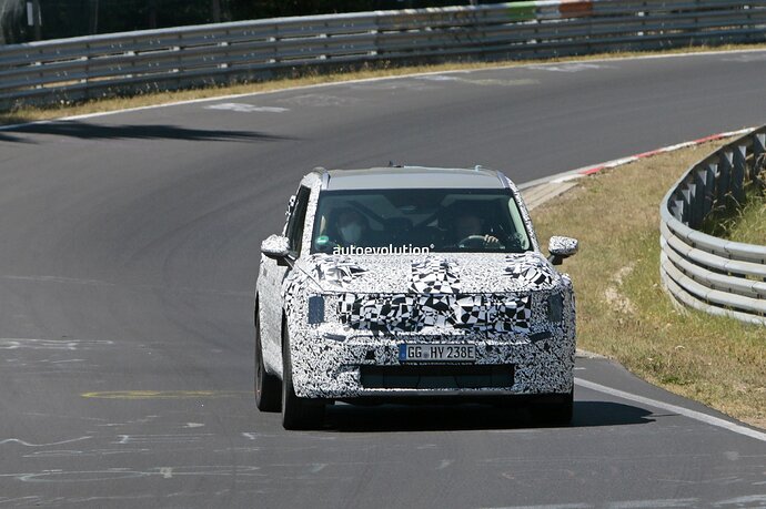 new-kia-ev9-looks-surprisingly-composed-while-tackling-the-nordschleife_22