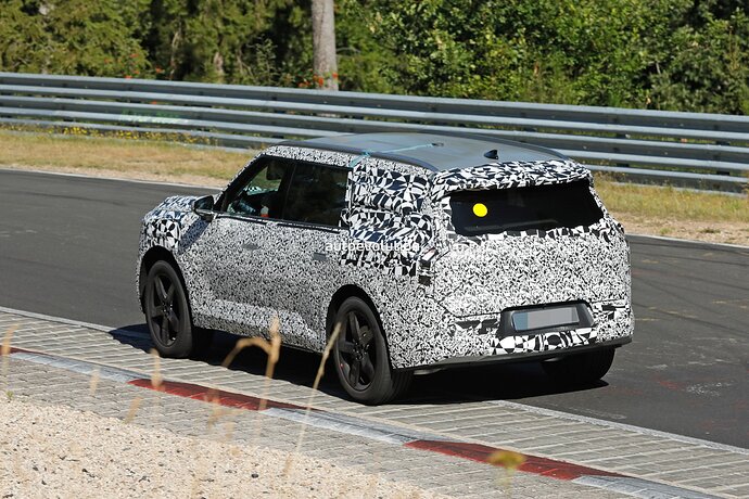 new-kia-ev9-looks-surprisingly-composed-while-tackling-the-nordschleife_19