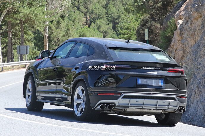 lamborghini-urus-spied-with-plug-in-hybrid-powertrain-over-800-hp-rumored_13