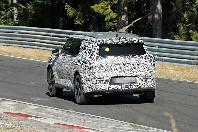new-kia-ev9-looks-surprisingly-composed-while-tackling-the-nordschleife_21