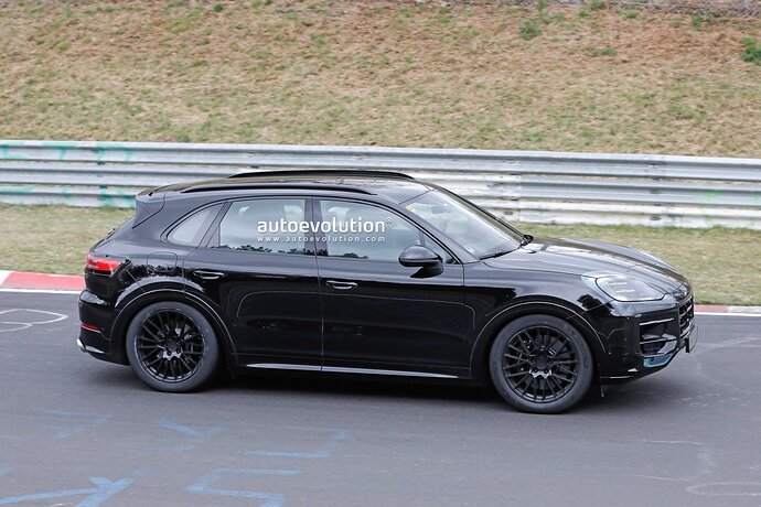 2023-porsche-cayenne-facelift-spied-on-the-nurburgring-is-ready-to-rumble_7