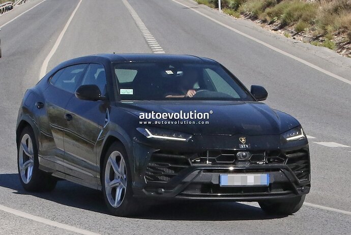 lamborghini-urus-spied-with-plug-in-hybrid-powertrain-over-800-hp-rumored_16