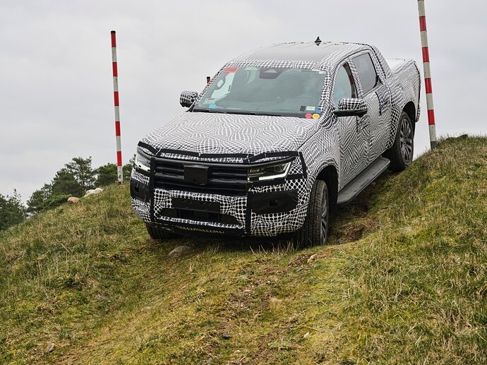 2023-volkswagen-amarok-cant-hide-ford-ranger-influences-will-get-five-engine-choices_8