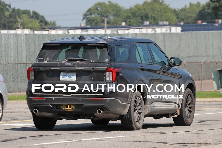 2024-ford-explorer-police-interceptor-utility-refresh-no-camouflage-august-2023-exterior-001-rear-end-tail-lights