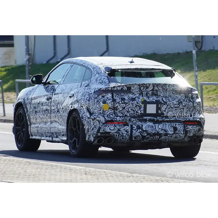 Lamborghini Urus Performante goes hybrid!#Lamborghini #Urus #performante #lamborghiniurus #urusperformante #hybrid #prototype #erlkönig #spyshot #carspy #nürburgring #italia #Italian #suv (2)