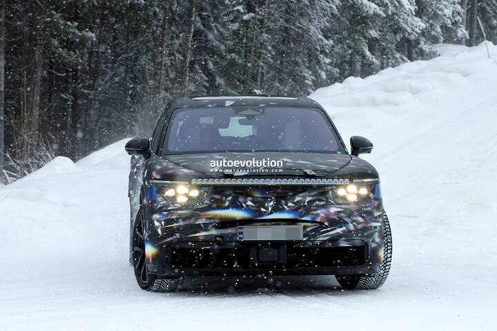 imgi_35_spy-photos-2027-bentley-electric-suv-looks-dignified-while-oversteering_2