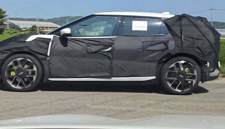 기아 EV4 GT 해치백 아 진짜 차만보면 아오! 사랑스러운데..!!사고싶은데! 크흠 아무튼 이놈도 EV9 GT처럼 GT카의 교과서적인 모습을 보여줄라나 국내에 안나올수도