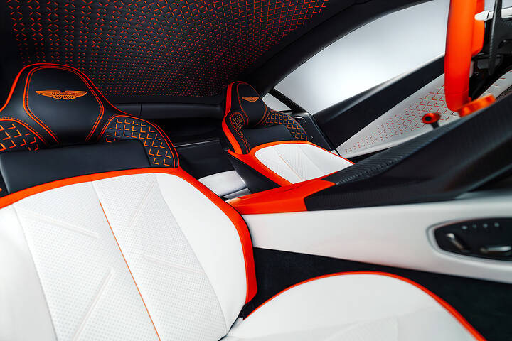 Aston Martin Valen_10