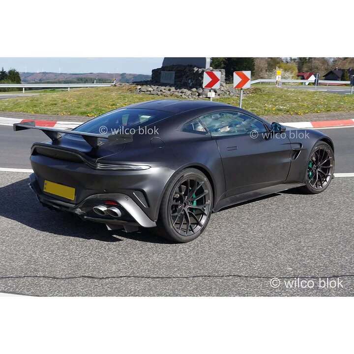 This prototype features 4 real exhaust pipes and 4 that are just there for the show- is this a  (2)