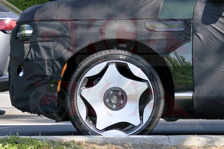 2027-us-spec-genesis-gv90-coach-door-newcarscoops- 0002