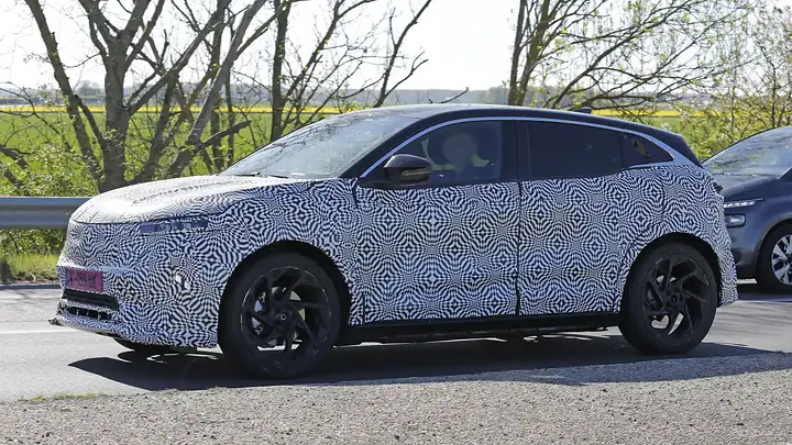 Renault Megane E-Tech Facelift - front angled_newcarscoops__wjugfb