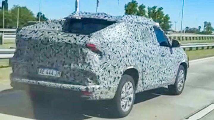 new-renault-duster-pickup-truck-spied-3