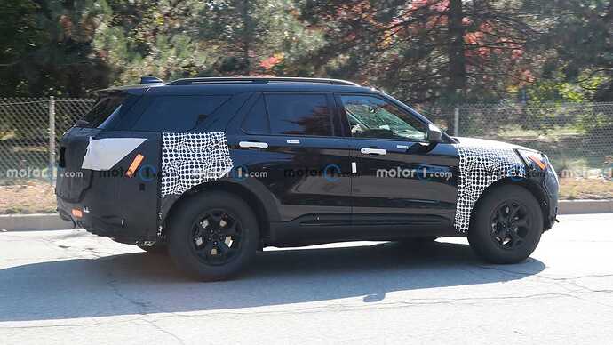 updated-ford-explorer-timberline-spy-photos (9)