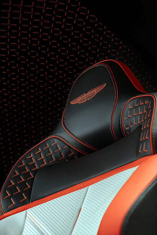 Aston Martin Valen_14