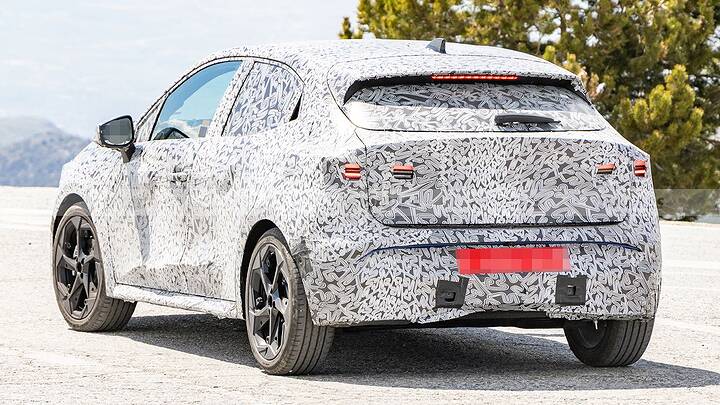 El interior del nuevo Renault Clio 2026 se descubre en estas fotos espía que adelantan un coche más digital y conectado 12