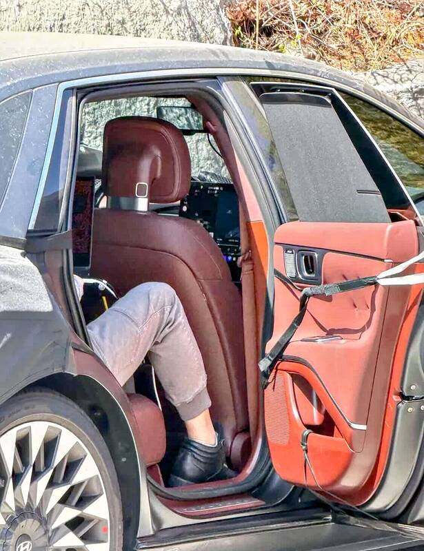 hyundai-grandeur-facelift-interior-leaked-newcarscoops-1