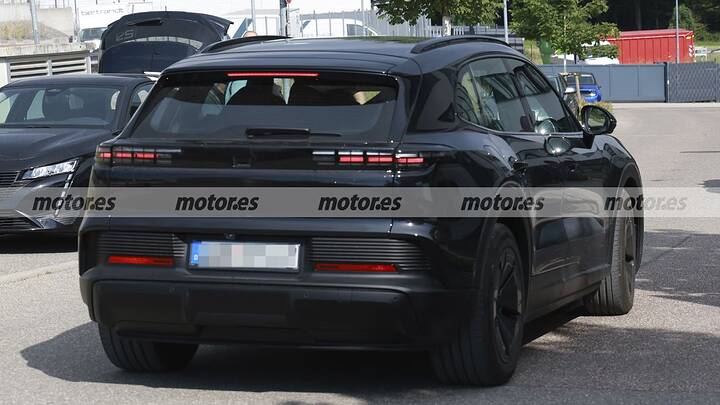 Finally revealed! The new electric Porsche Cayenne reveals its interior (and its new face, too)
