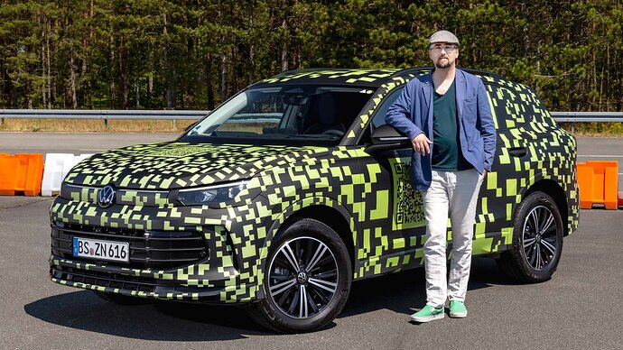 vw-tiguan-2023-covered-drive (16)