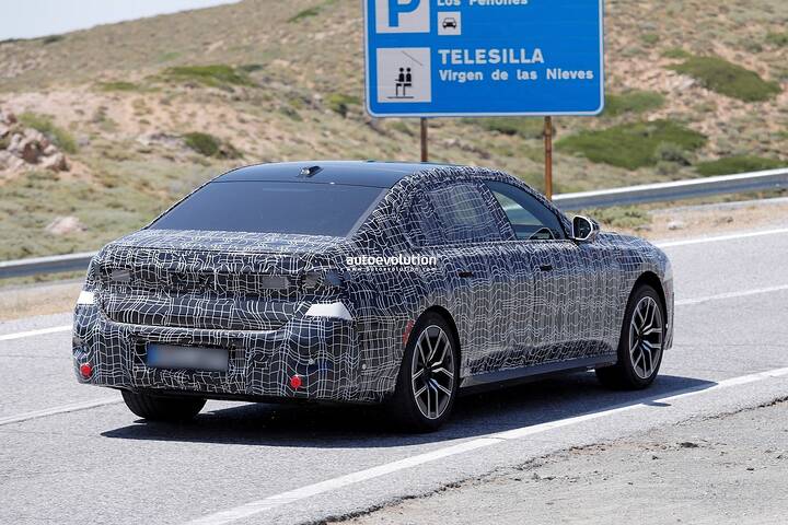 imgi_45_2027-bmw-7-series-facelift-captured-flaunting-production-lights_12