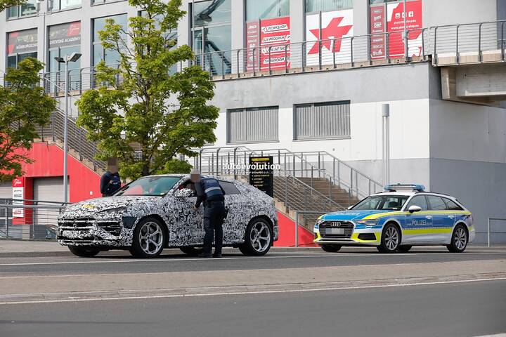 spy-photos-german-police-pulls-over-2025-lamborghini-urus-phev-at-the-nurburgring_7