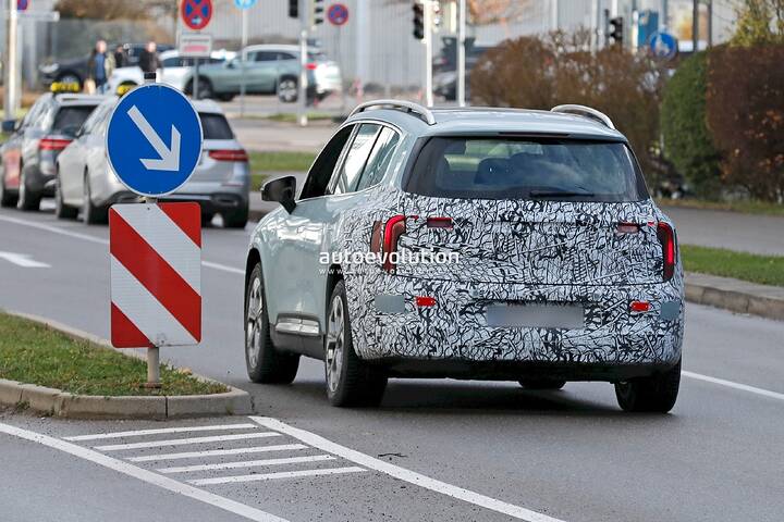 2026-mercedes-benz-glb-eq-sheds-more-camo-ahead-of-the-december-8-unveiling_18