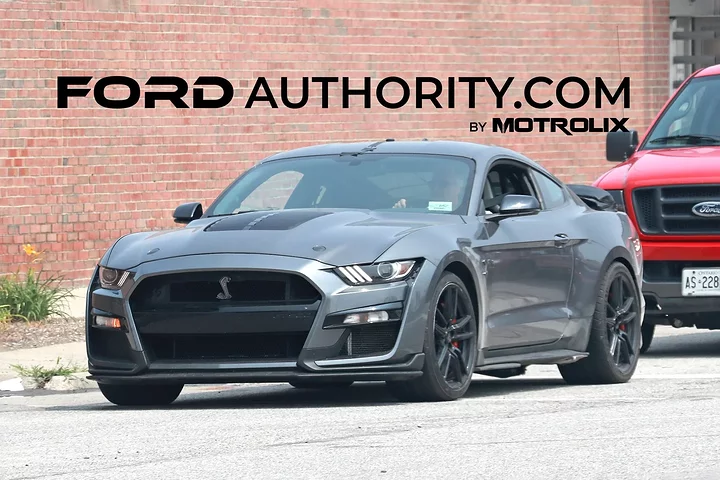Ford-Mustang-Shelby-GT500-Prototype-Spy-Shots-Potential-S650-GT500-Mule-July-2023-Exterior-001