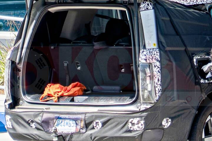 imgi_4_Santa Fe EREV Spotted with Open Trunk_newcarscoops