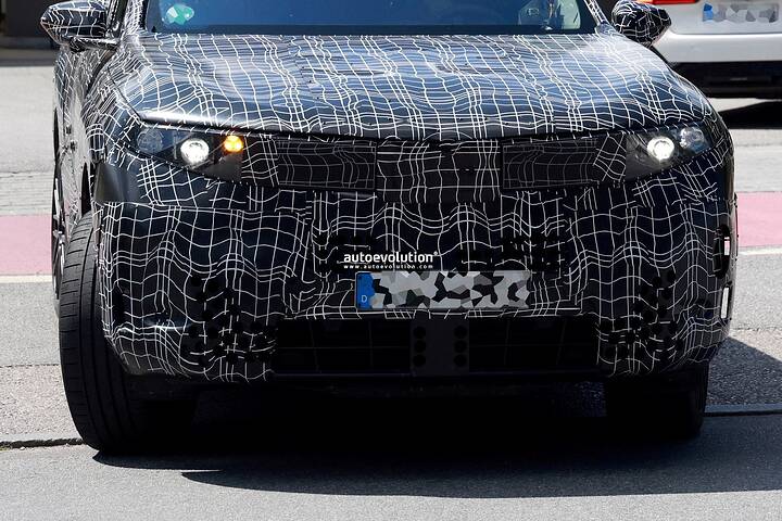 imgi_44_new-2027-bmw-x5-spy-photos-reveal-new-panoramic-display_6