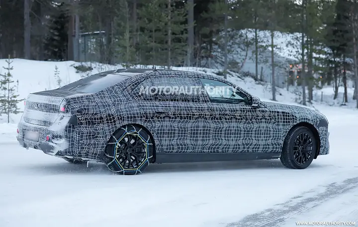 2027 BMW 7-Series facelift spy shots - Photo via Baldauf