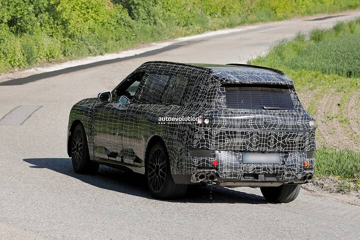 2028-bmw-x7-spied-flaunting-quad-tailpipes-could-it-be-packing-v8-muscle_13