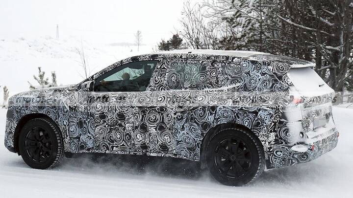 bmw-ix1-2027-fotos-espia-pruebas-invierno-2026113063-1773407855_11