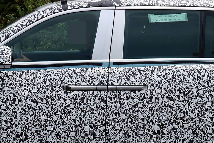 imgi_61_2027-genesis-gv90-spied-with-purportedly-optional-coach-doors-open_15