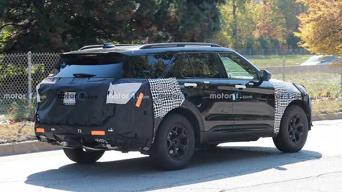 updated-ford-explorer-timberline-spy-photos (11)