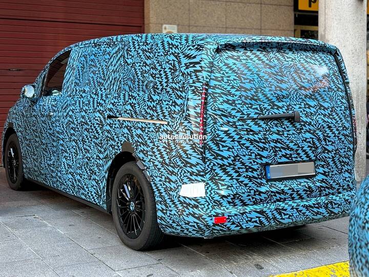 imgi_41_2027-mercedes-benz-vle-full-electric-passenger-van-spied-flaunting-rear-wheel-steering_5